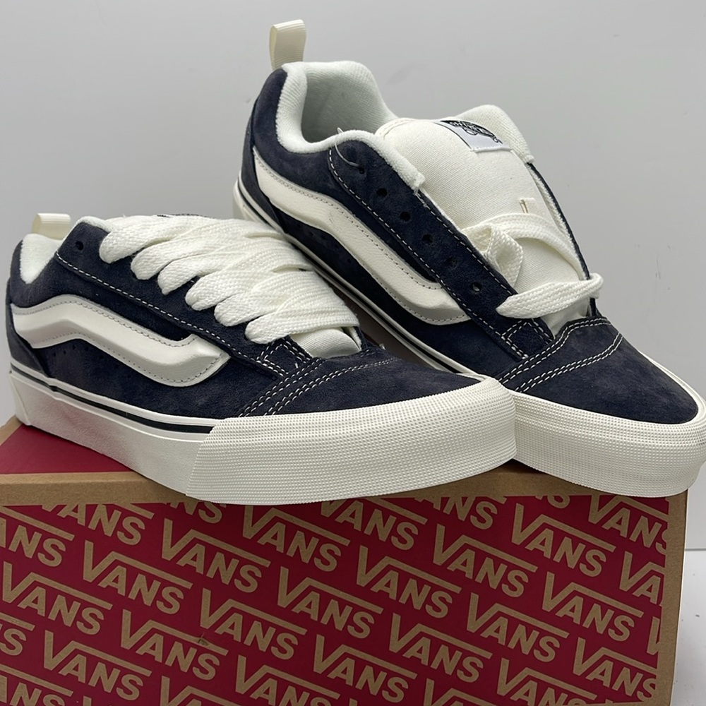 Vans WMNS Gray and White Sneakers Knu Skool
Pig Suede Gray
VN000CS0BGF - Picture 6 of 16